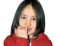 Azarlanan çocuk tırnaklarını yiyor