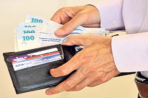 Top oynarken buldukları 5 bin lirayı okul müdürüne teslim ettiler