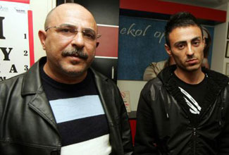 Bankanın kapısını açık unutup yemeğe gidince