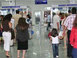 Uçak yolcuları bir kendilerini unutmadı