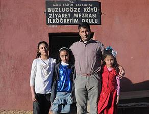 Örnek baba!.. Kızları okusun diye...