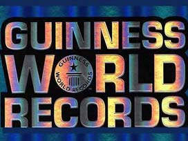 Pakistan'da küçük otomobile 19 kişi bindi