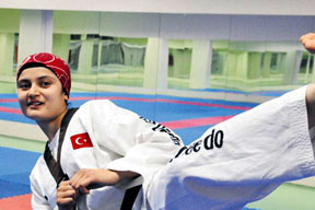 Kızlar dövüşemezmiş!