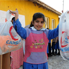 Cansuyu, 34 minik öğrenciyi daha sevindirdi