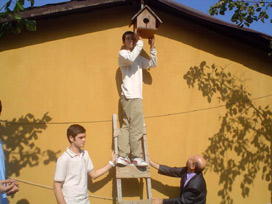 Eski okul sıraları yuvaya dönüştü