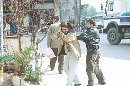 Kadını yalnız kocası dövmüyor