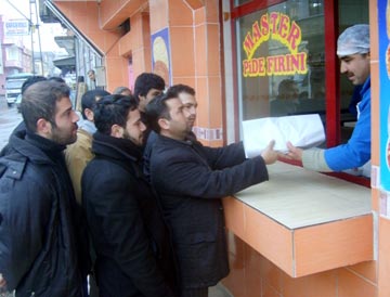 Artık ekmeği ellemeden alacağız