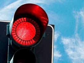 Kırmızıda ambulansa yol verene ceza yok