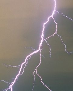 Trafoya düşen yıldırım hayatı durdurdu