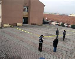 Karne bekleyen öğrencilere bomba atıldı