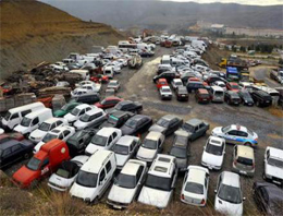 Binlerce araç bu otoparkta çürüyor