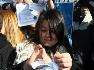 Öğretmenler Meclis kapısında diploma yırttı!