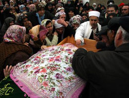 Cenazedeki bu fotoğraf imamı yaktı!