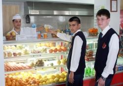 Taze sıkılmış meyve suyu okul kantinine girdi