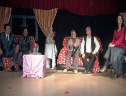 Öğretmenler tiyatro sahnesinde