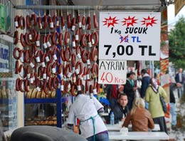 Kaldırımda kilosu 7 liraya sucuk!