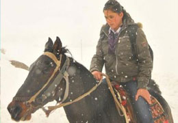 Okula Atıyla Gidiyor