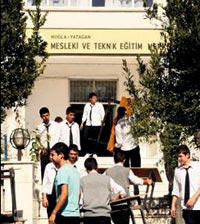 Masa ve dolapları öğrenciler taşıdı