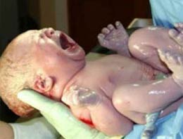 Kendi büyümeden anne oldu