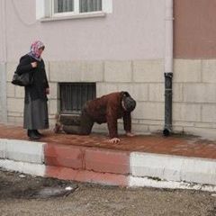 MR için bekletilen hasta sürünerek valiye gitti