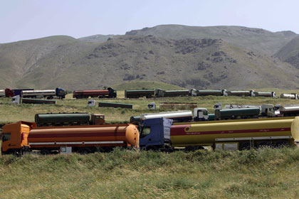 Japonya'ya 20 bin ton yakıt bağışladı