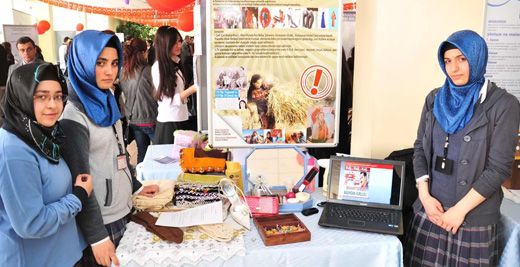 Evlenmekten korkan köylü kızlar izdivaç programlarını izliyor