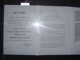 Üniversitede 'Türbanlılar içeri giremez' duyurusu