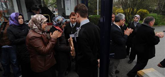 Başörtülü öğrenciler fakülteye alınmayınca...