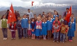 Hayali okulda 23 Nisan kutlaması