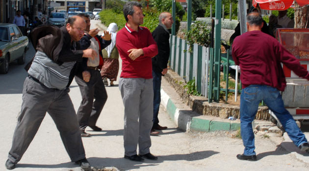 Deniz Baykal'a Antalya'da yumurtalı saldırı