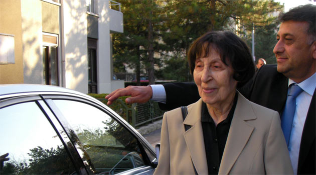 Rahşan Ecevit, protestolara maruz kalınca salonu terk etti