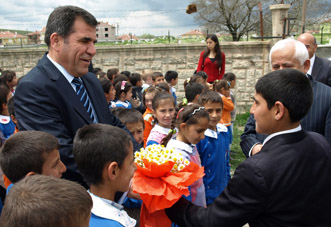 KÂMİL AYDOĞAN ANKARANIN EN UZAK KÖYLERİNDEKİ ÖĞRETMEN VE ÖĞRENCİLERLE BULUŞTU