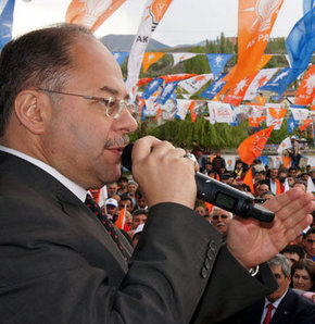 Akdağ: "Dizlerini birleştirip kız gibi oturuyorlardı"