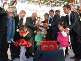 Bahçeli, çocuklara 'püskevit' dağıttı