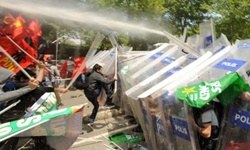 Protestocu öğrencilere polis müdahalesi