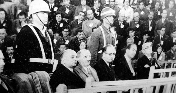 Asker Menderes'i sille tokat dövmüş