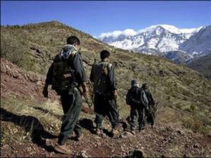PKK'lılar 1 asker ve 2 öğretmen kaçırdı
