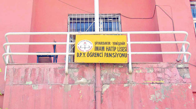 Diyarbakır'da imam hatip yurduna saldırdılar