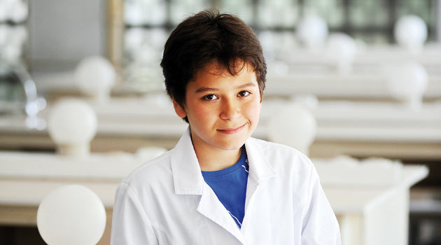 14'lük minik dâhi, liseden önce üniversitede okuyor