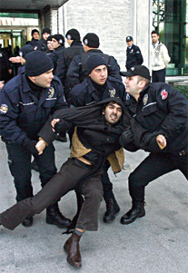 Öğrencilerden belediye baskını