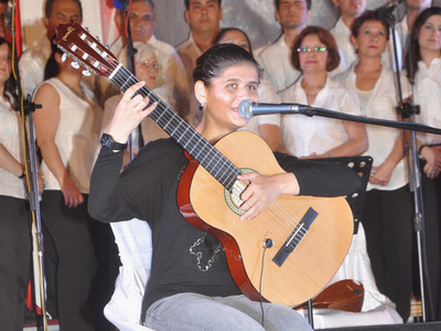 Engelli Ümran hem konservatuvara girdi hem konserde şarkı söyledi