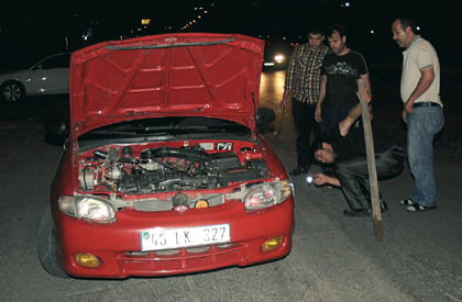 Polis yılana biber gazı sıktı