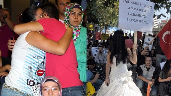 İçeride atama, dışarıda eylem