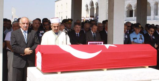 Şehit öğretmen toprağa verildi