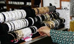 Çakma altında beyaz yalan