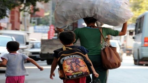 Okul çantasını çöpten buldu