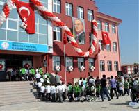 Okul yaptırdı ama öğrencilerini göremedi