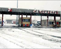 Yoğun kar, sınır kapısını kapattı