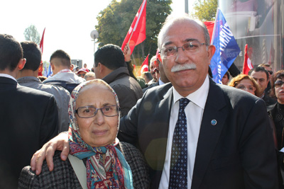 50 BİN KİŞİ TERÖRÜ LANETLEDİ!