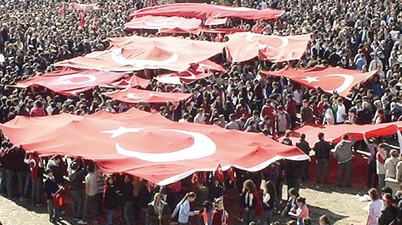 Şehitlere bayrak denizi